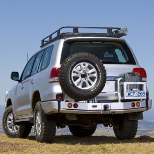 Задній захисний бампер ARB для TLC 200 з виносними кріпленнями запасного колеса та каністри.