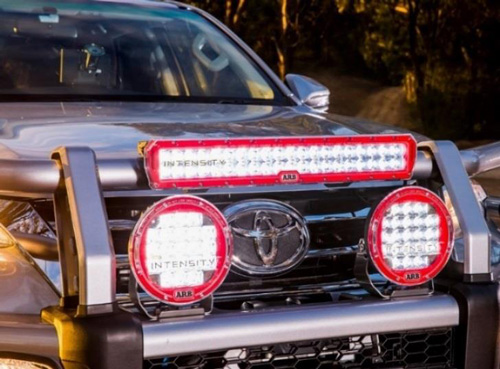 Использование световой панели в комбинации с круглыми дополнительными фарами